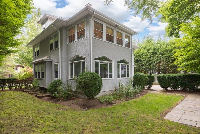 Building Photo - 17 Willow St