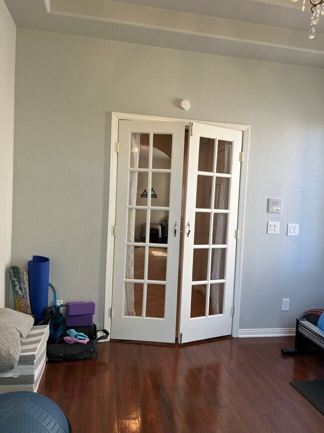 Building Photo - ABSOLUTELY AMAZING! Large 4 bedroom 2 stor...