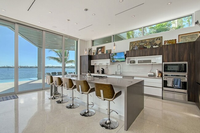 Building Photo - Luxurious Bay Front Home