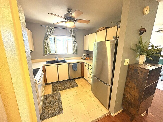 Building Photo - Haleakala Gardens - Furnished Ground Floor 3bed/2bath Condo private end unit!