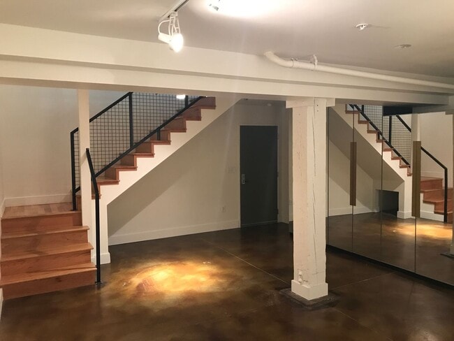 Building Photo - Beautiful 2 Story Apartment