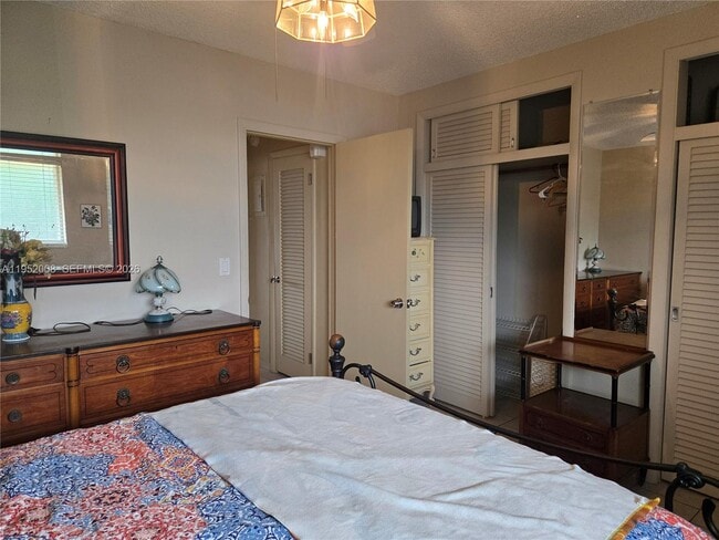 Building Photo - 900 SW 11th Ave