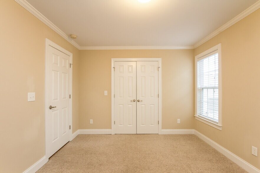 Building Photo - 221 Worthington Ct