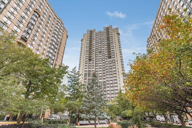Building Photo - 45 River Dr S