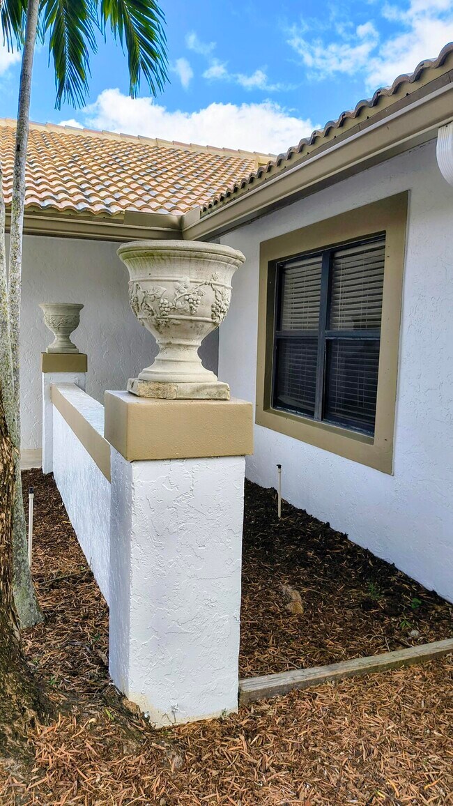 Building Photo - 1170 Staghorn St