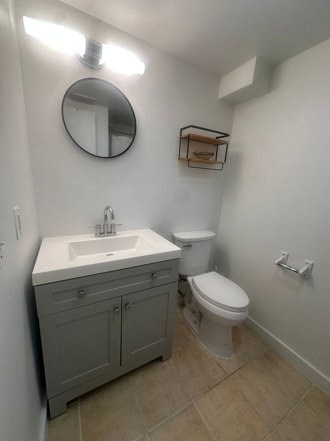 Building Photo - Modern Basement Unti 1 Bedroom/1 Bath, Recently renovated, new stainless steel appliances, floori...