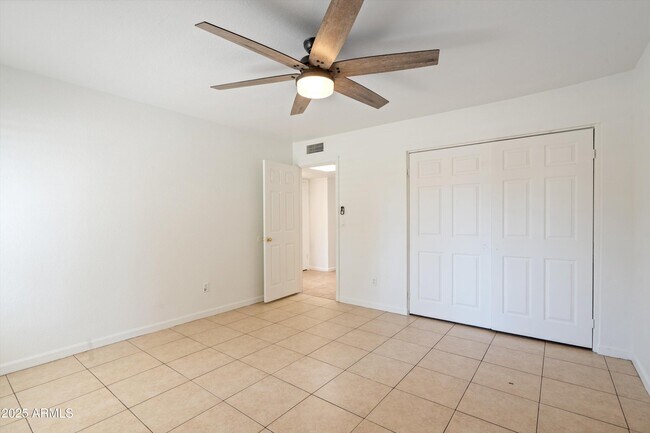 Building Photo - 7250 E Paradise Dr