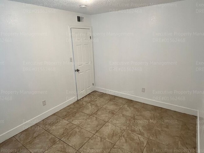 Building Photo - 2-bedroom/ 1.5- bathroom townhome. *Move I...
