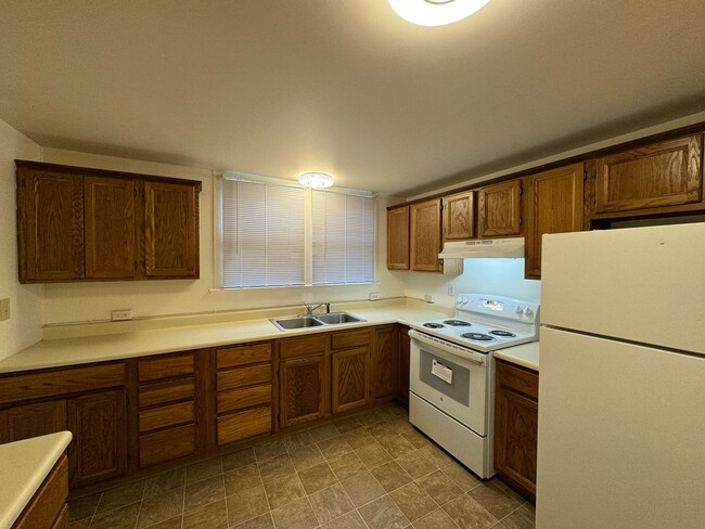 Building Photo - CHARMING MAIN LEVEL 1 BEDROOM APT NEAR THE...
