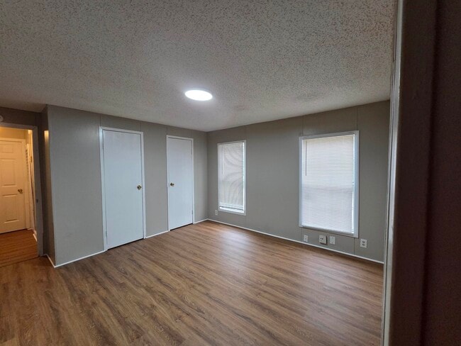 Building Photo - 2956 Lake Park Rd