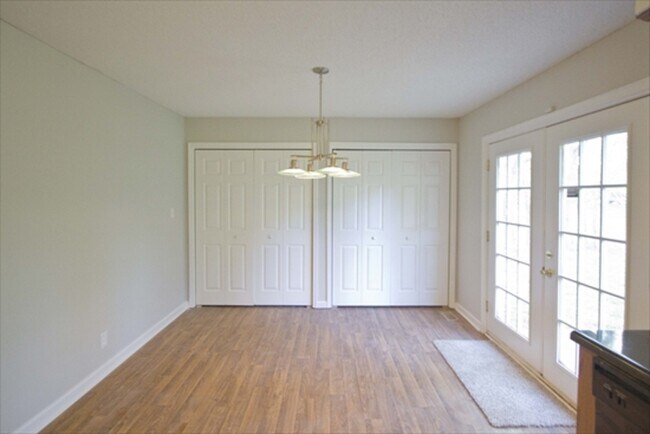 Building Photo - 385 Louise Ln