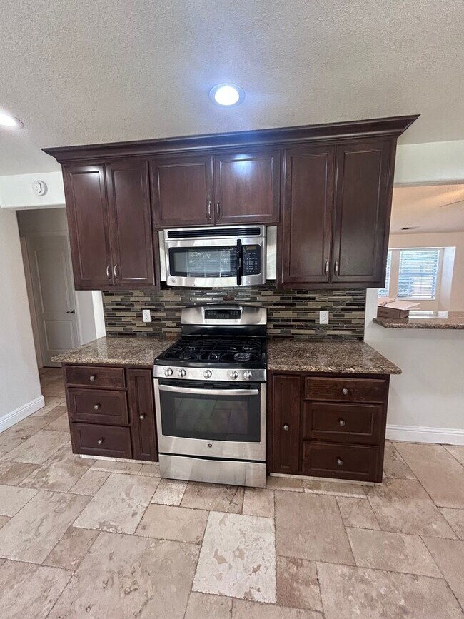 Building Photo - Now Available! 3 Bedroom Home in North West Visalia!