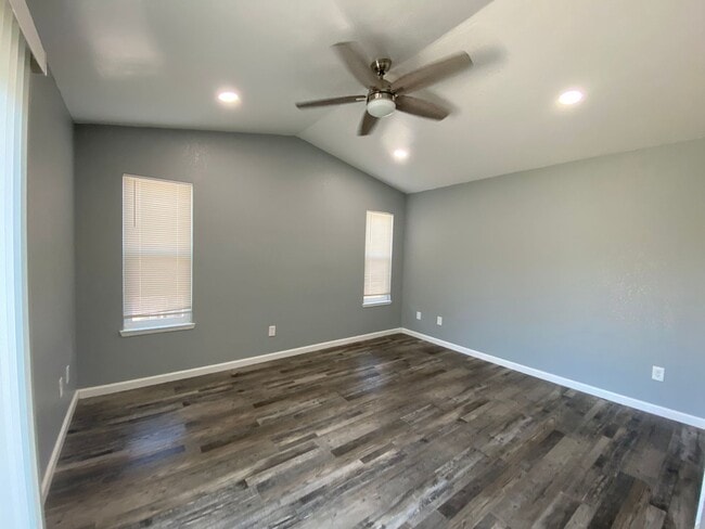 Building Photo - Newley Remodeled 3 BD 2 BA house on corner...