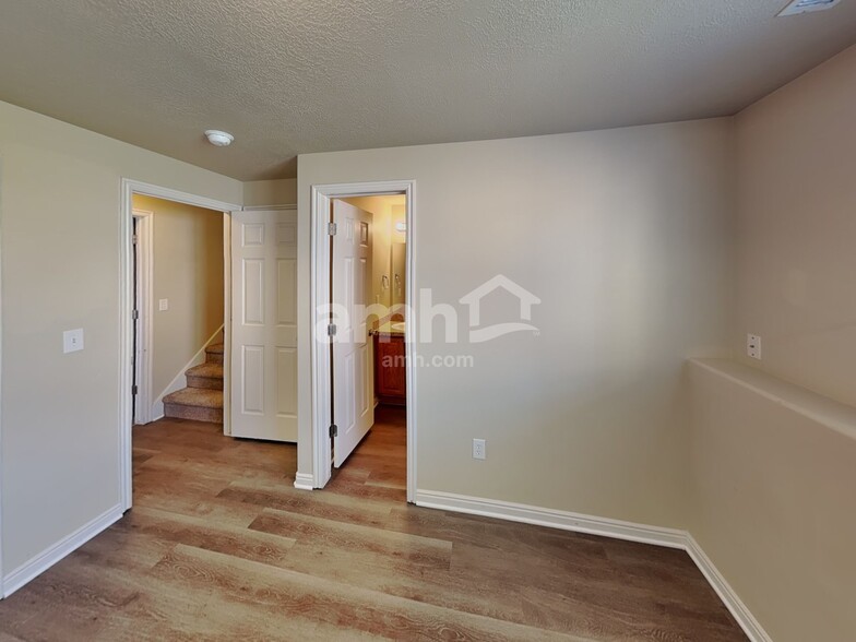 Building Photo - 1169 N Orchard Ave