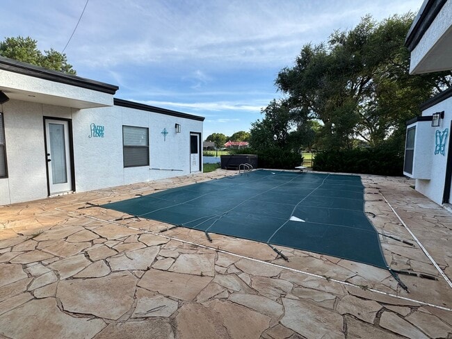 Building Photo - Pool & Hot Tub on the Golf Course Too! Mes...