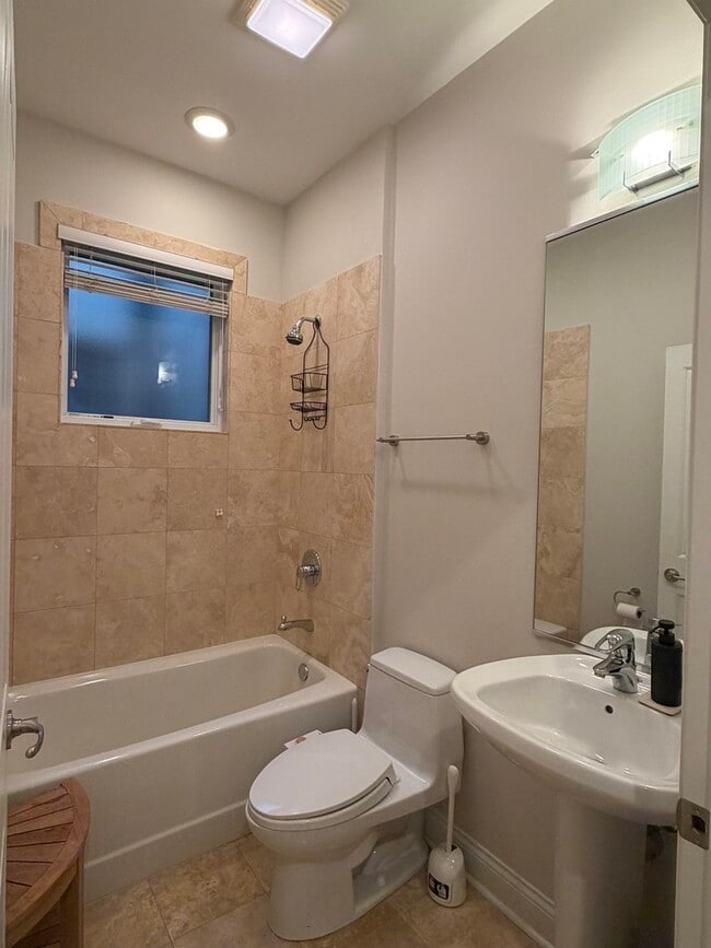 Building Photo - 2251 W Wabansia Ave