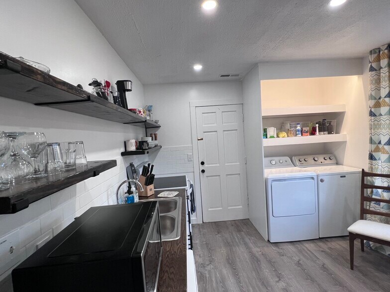 Kitchen Space - 620 Simpson St