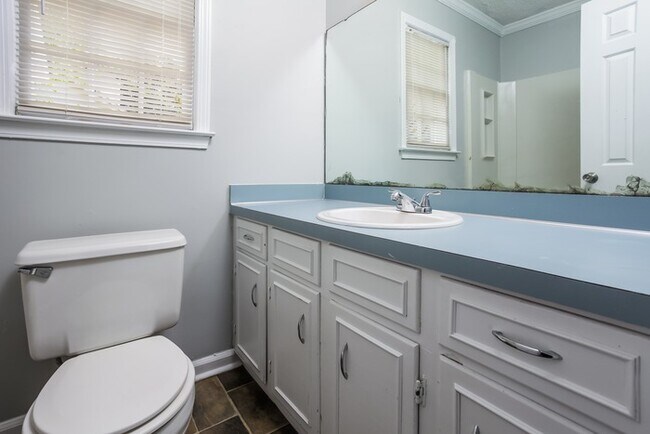 Building Photo - Amazing 3 Bedroom Home