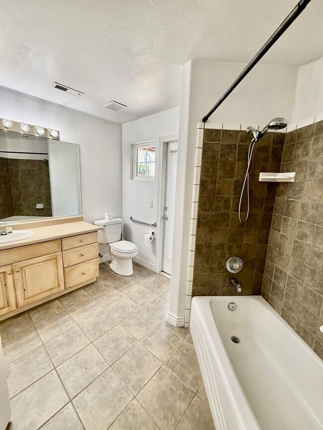 Building Photo - 4-BR Home in Shadow Mountain @ Green Valley