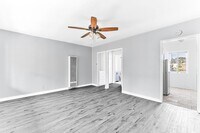 Building Photo - 530 W 9th St