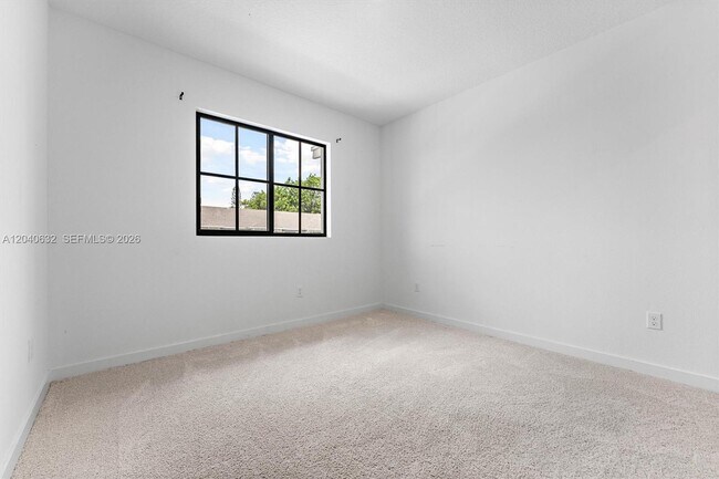 Building Photo - 4825 Dillon St