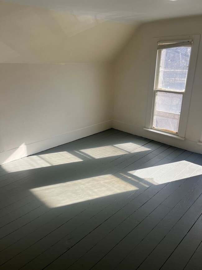 Building Photo - $950 - 3 bed 1 bath - Single Family Home