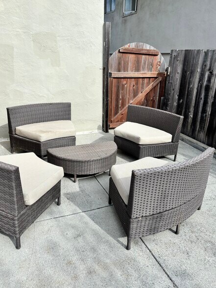 Private entrace - 6742 Snowdon Ave