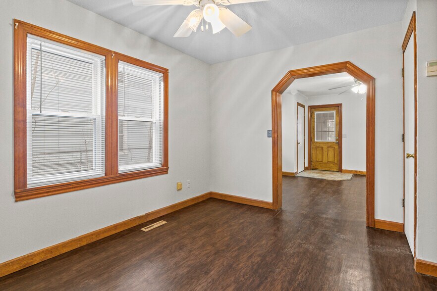 Building Photo - 2219 S Elm St