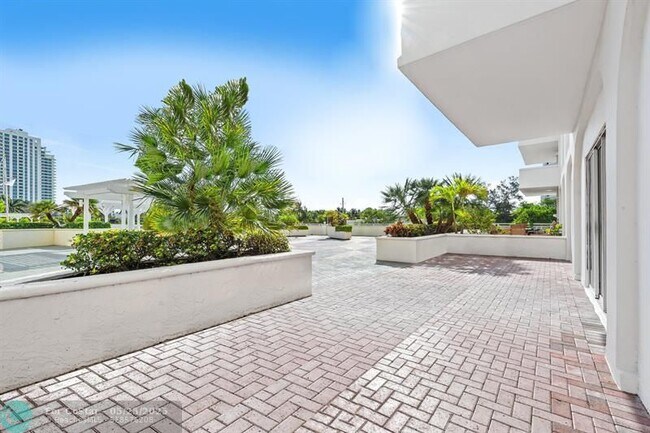 Building Photo - 1 Las Olas Cir