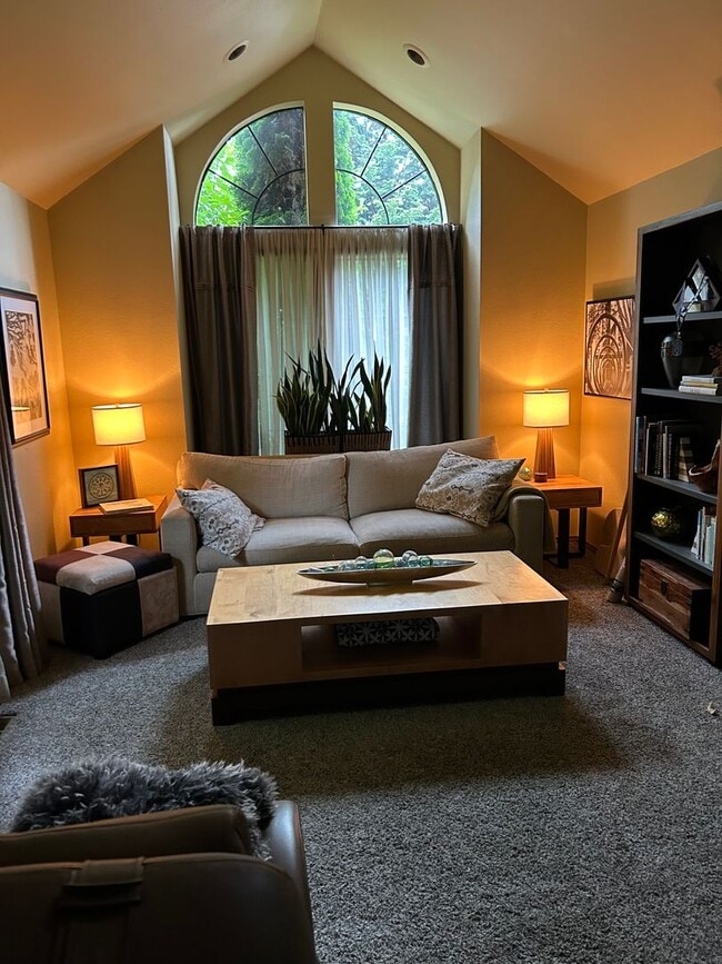 Building Photo - 3-bedroom, 2.5-bathroom home located in th...