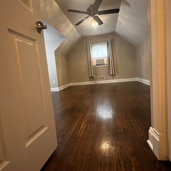 Building Photo - 122 Village Cir E