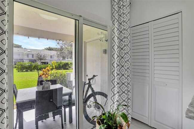 Building Photo - 7921 Sanibel Dr