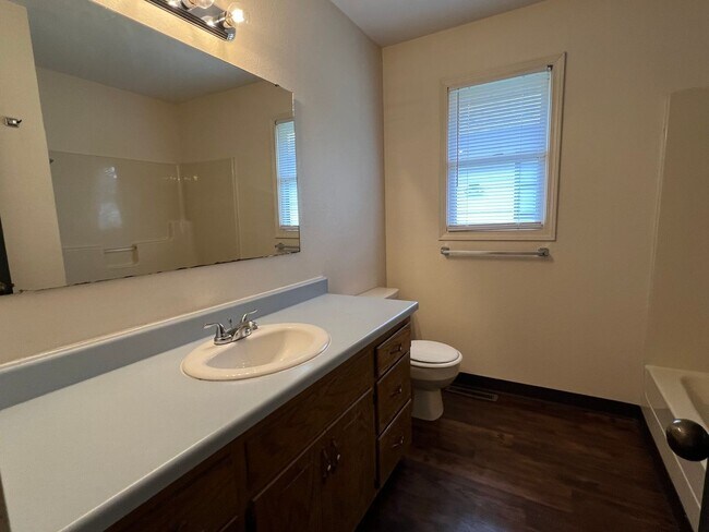 Building Photo - 2 Bedroom, 2 Bathroom Duplex in SW Springfield
