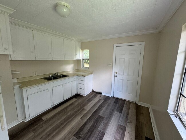 Building Photo - Historic District 2BR/1BA Home Built For Q...