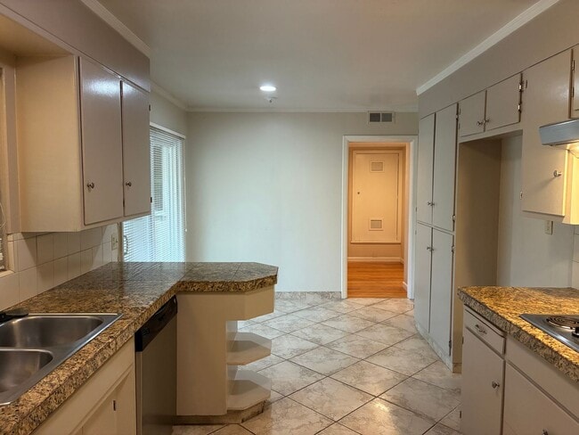 Building Photo - Beautiful 3 bedroom/1.5 bath Home in S. Land Park