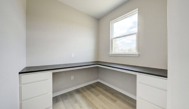 Building Photo - 2132 Shale Dr