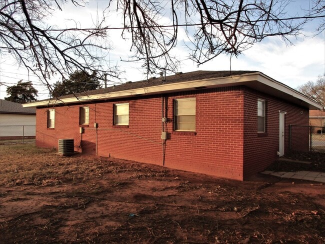 Building Photo - CUTE 3 BDRM 1 bath HOME with garage