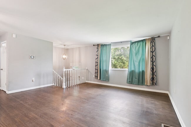 Building Photo - Pet Friendly Mid-Century Modern 4/Bedroom,...