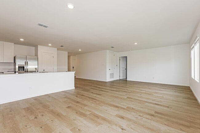 Building Photo - 543 Artemis St