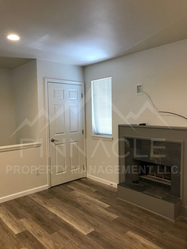 Building Photo - Beautiful One Bedroom Apartment Home