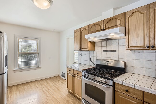 Building Photo - 520 S Loomis Ave