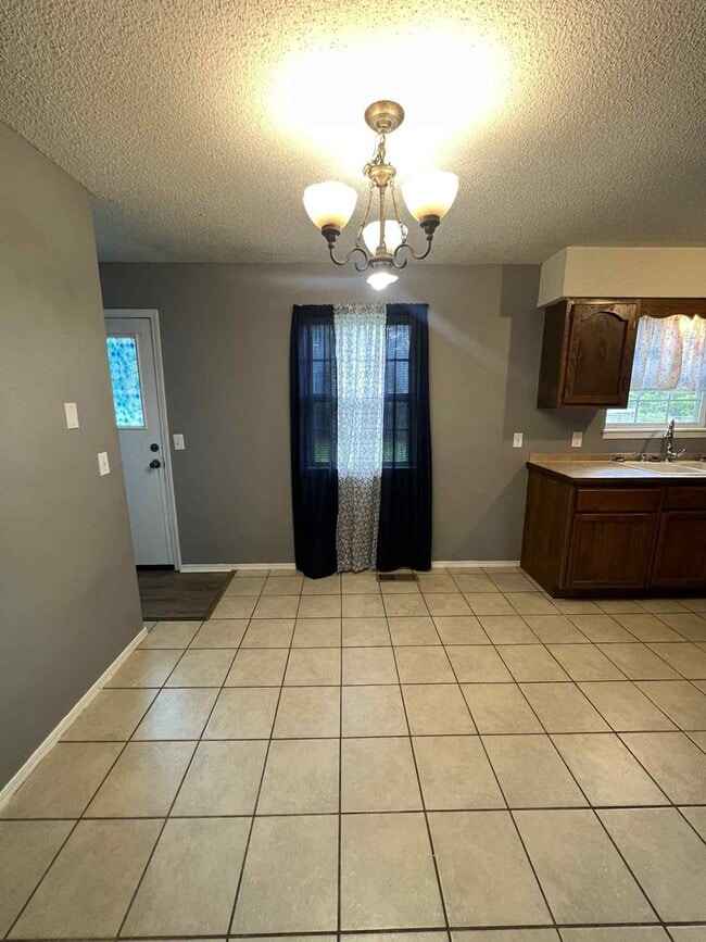 Building Photo - COMING SOON: CUTE 3 BEDROOM / 2 BATHROOM HOUSE IN CARTERVILLE MO!! FENCED IN YARD AND GARAGE!!