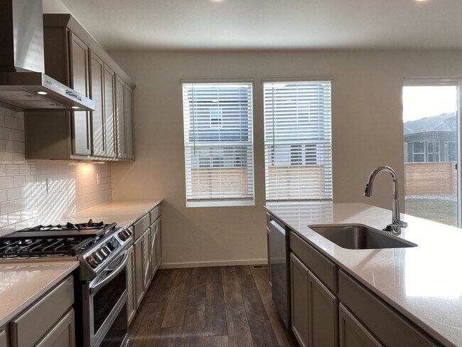 Building Photo - Exquisite 3 Bed 2.5 Bath Single Family Home