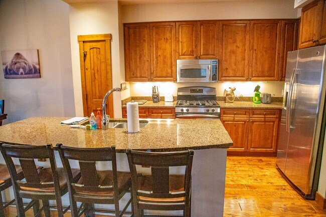 Building Photo - Wonderful Furnished 3 Bedroom & 2 Bathroom...