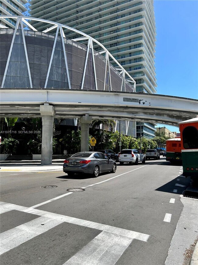 Building Photo - 999 SW 1st Ave