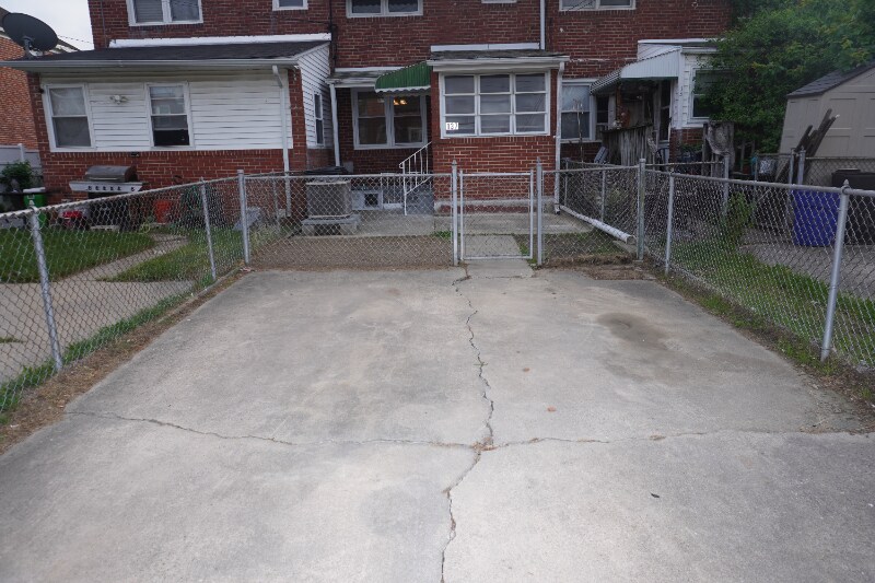 Building Photo - 137 Riverthorn Rd