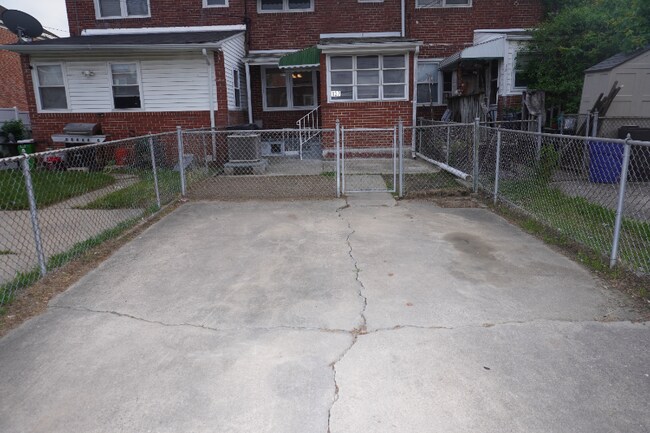 Building Photo - 137 Riverthorn Rd