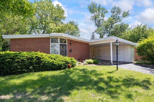 Building Photo - 6452 Evergreen Blvd