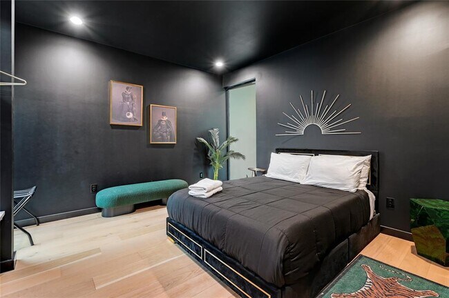 Building Photo - 7809 Woodrow Ave