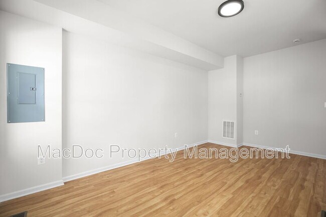 Building Photo - 1424 William St